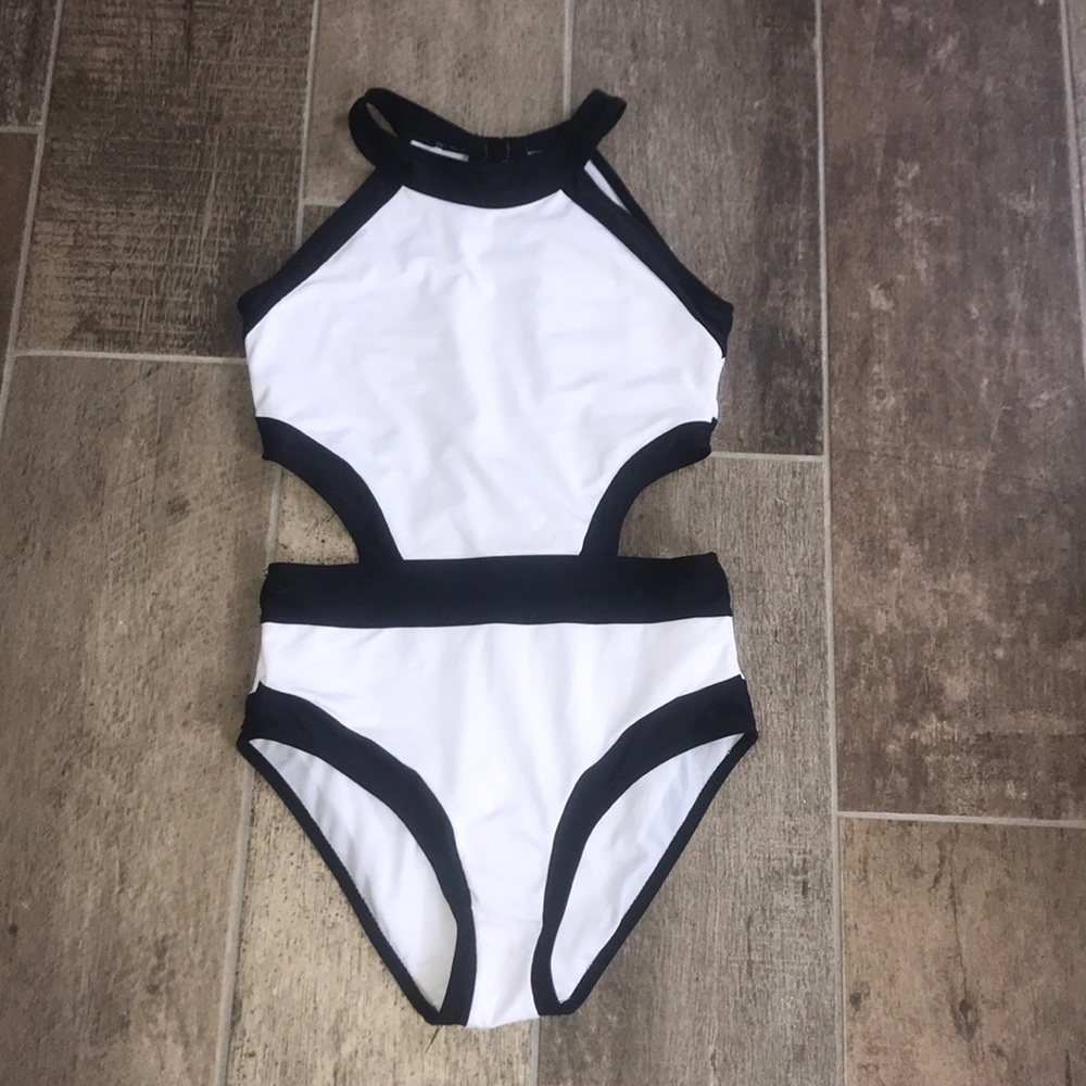 BLACK AND WHITE ONE PIECE SWIMSUIT!